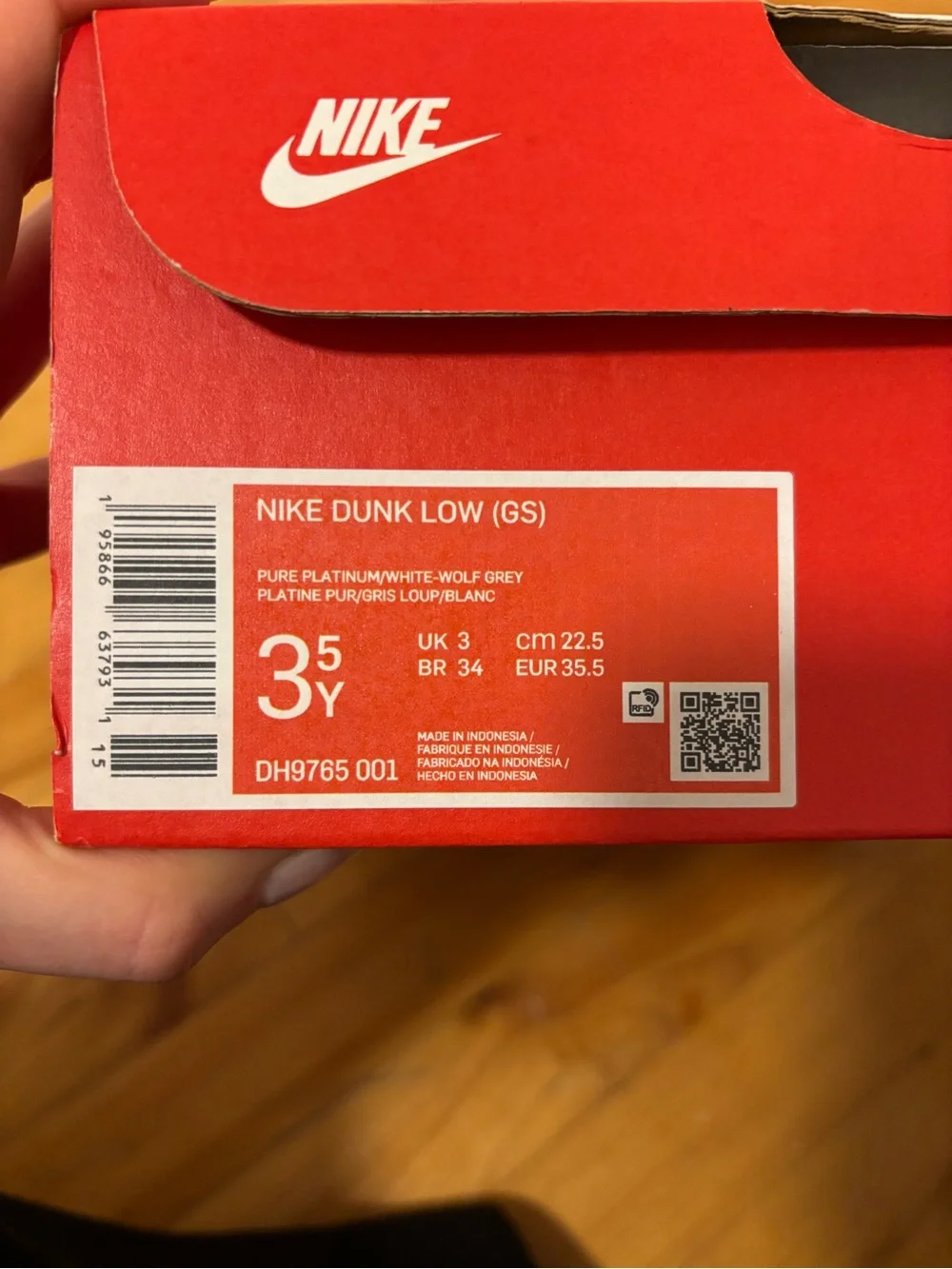 Nike Low-Top Sneakers in Light Gray and White - Picture 5 of 6